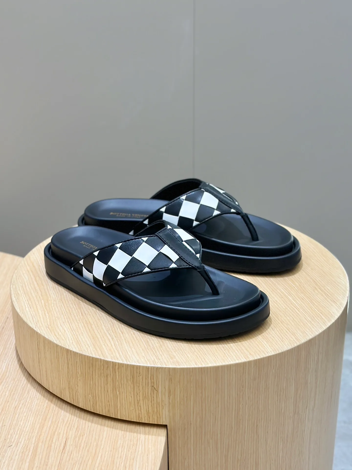 Factory price: 360💰BV hand-woven men's slippers and sandals - suitable for walking. It still emphasizes minimalism and practical wearability, but is full of vivid artistry. Super classic, luxurious and comfortable, imported cowhide + cowhide lining + lightweight outsole Size: 39-44 (customized at 38.45)